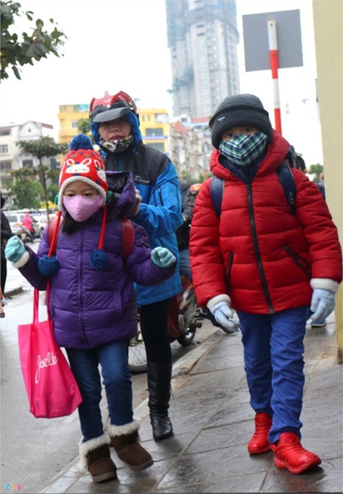 Giữ ấm cho trẻ trong thời tiết lạnh khi tới trường